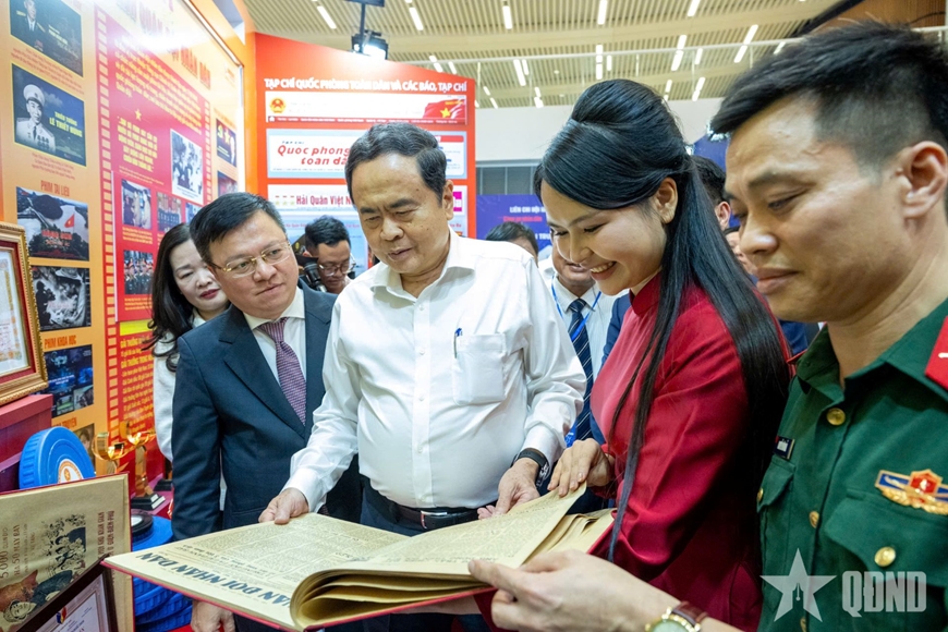 Gallery - 	Chủ tịch Quốc hội Trần Thanh Mẫn tham quan Hội Báo toàn quốc 2026 - image 2